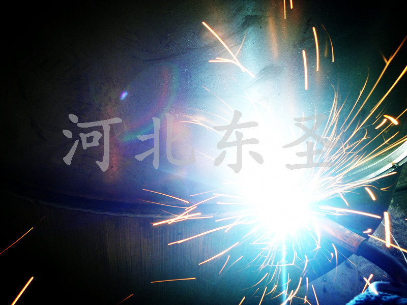 小型攪拌機(jī)電焊生產(chǎn)車間