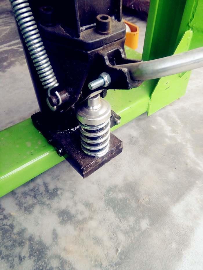 手動(dòng)液壓堆高車油缸怎么維修