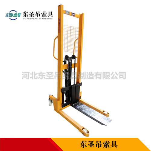 微型手動(dòng)堆高車兩點(diǎn)不足要注意,易出事故